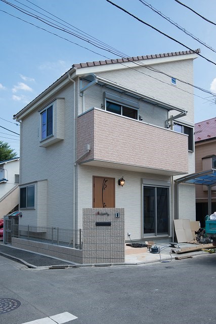 アースカラーで片流れ屋根の外観