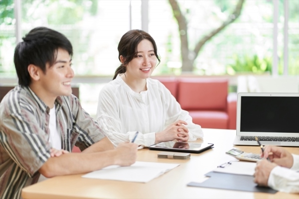 話を聞く夫婦